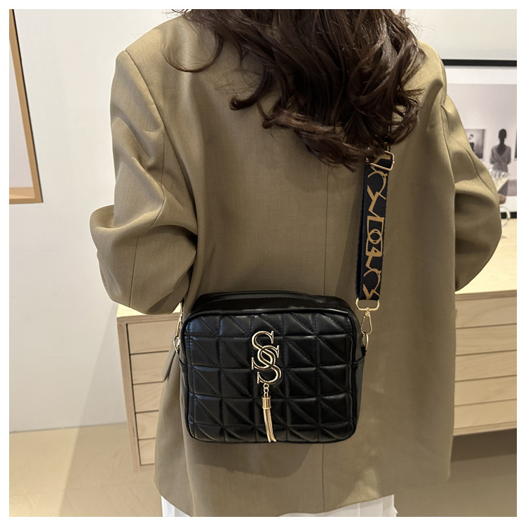 A simple and fashionable single-shoulder women's bag with diamond-shaped embroidery thread in 2024, a fresh and stylish crossbody bag with a trendy and fashionable small square style undefined