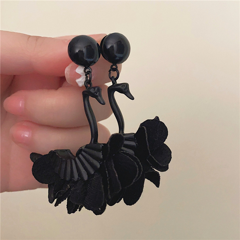 2023 nuevos pendientes de diseño exagerado de moda de lujo ligero Pendientes largos de temperamento retro Pendientes de cisne negro noble mujer