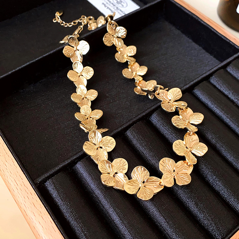 Nuevo estilo transfronterizo de costura flor aretes pulsera collar conjunto de lujo ligero viento frío cadena de clavícula moda joyería de todo fósforo