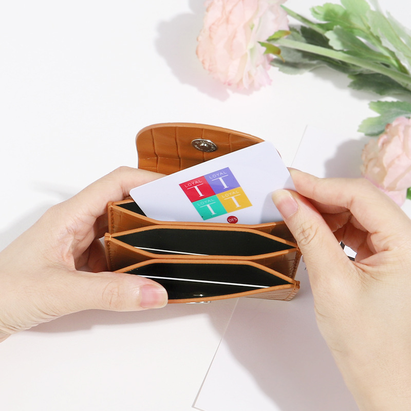 Cartera corta de cuero de camarón para mujer 2023 nuevo titular de tarjeta plegable ultrafino suave pu pequeño simple cartera de mujer