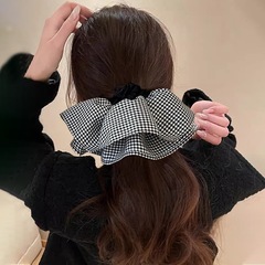 フランス式の超巨大な格子縞のスカートは大腸の輪の女性の気質を並べて低い馬尾の頭の花を刺します。