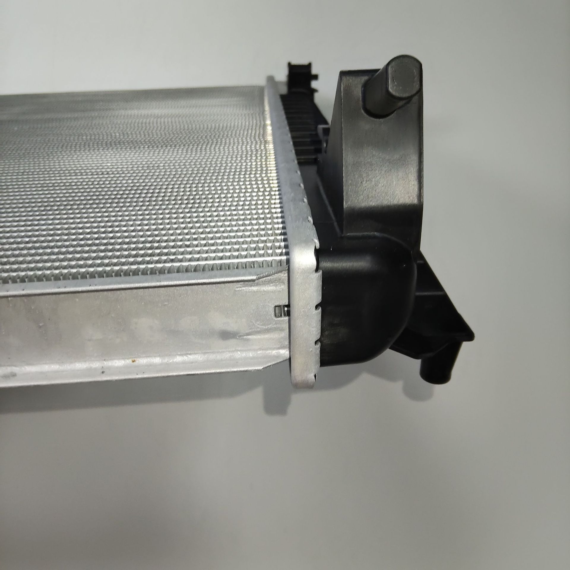 Suitable for 2013-2020 Maserati Quattroporte 3.0t Radiator Water Tank Model Number 670038340/670