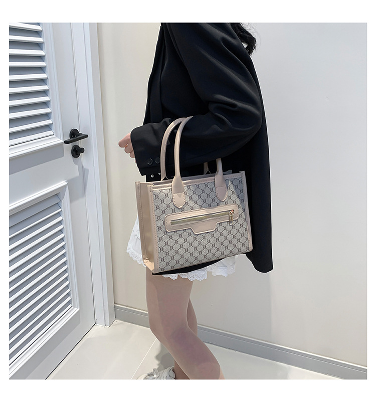 Small niche design, beautiful and personalized handbag for women 2024 new fashionable splicing trend, large capacity_voghion.com