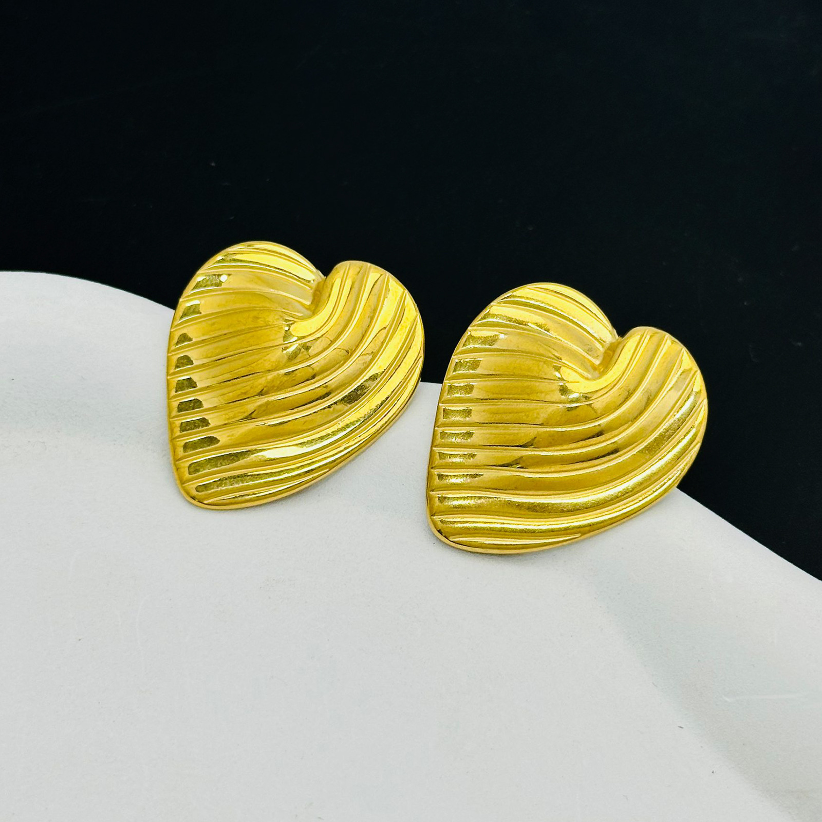 Moda francesa estética textura plegada aretes de gota de agua en forma de corazón dorado no se desvanece la sensación de lujo ligero pernos de acero de titanio