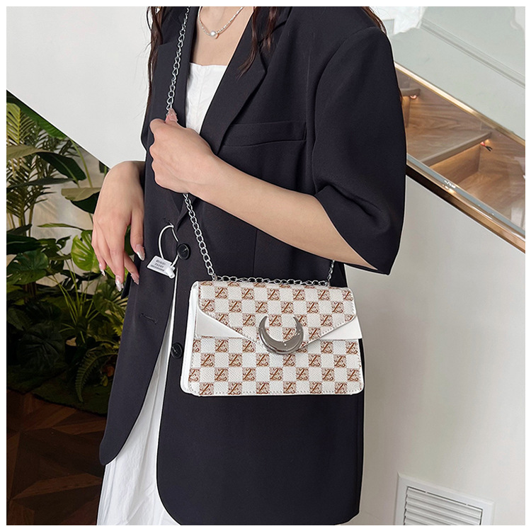 Korean version armpit small square 2024 new texture fashionable letter printed handbag personalized single shoulder_voghion.com