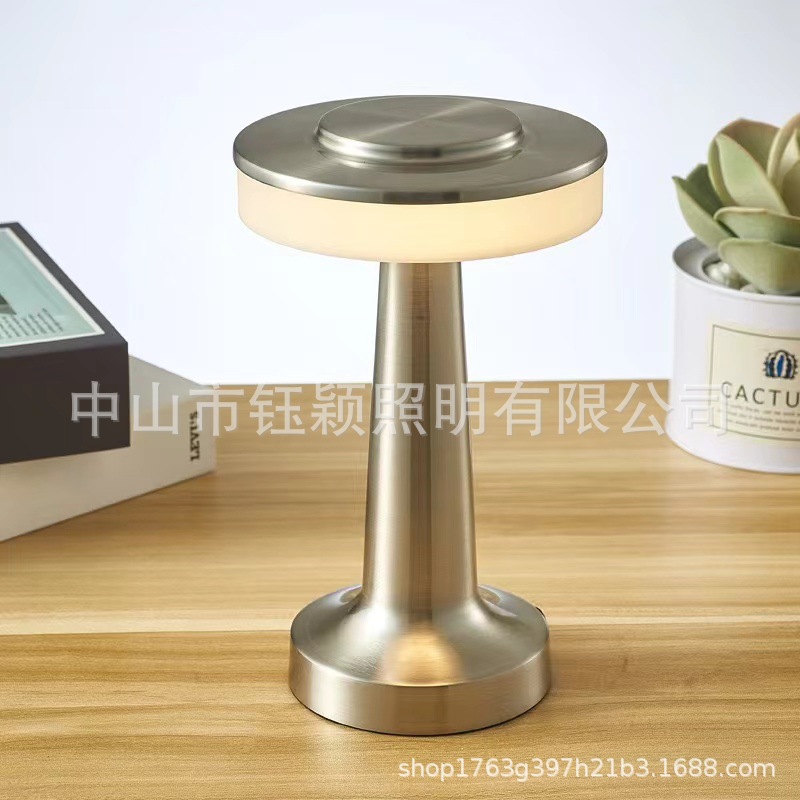 공장 직접 공급 LED 금속 책상 램프 창조적 인 카페 바 장식 충전 USB 분위기 야간 조명