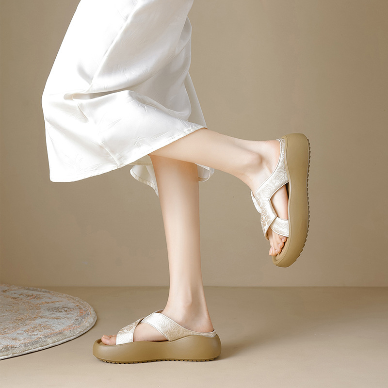 Augu Shi Deng zapatillas de fondo grueso para mujeres 2026 nuevo estilo primavera y verano con falda de playa sensación de sandálias de estilo nacional