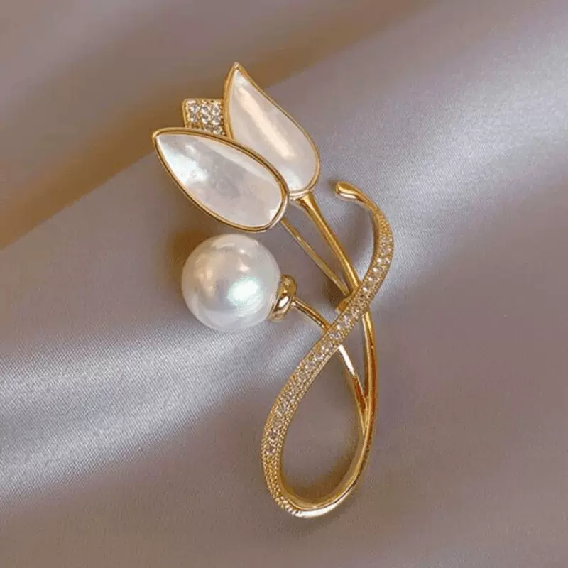 白色玉兰花镶钻胸针 小众别针配饰仿珍珠 千款饰品现货批发代发