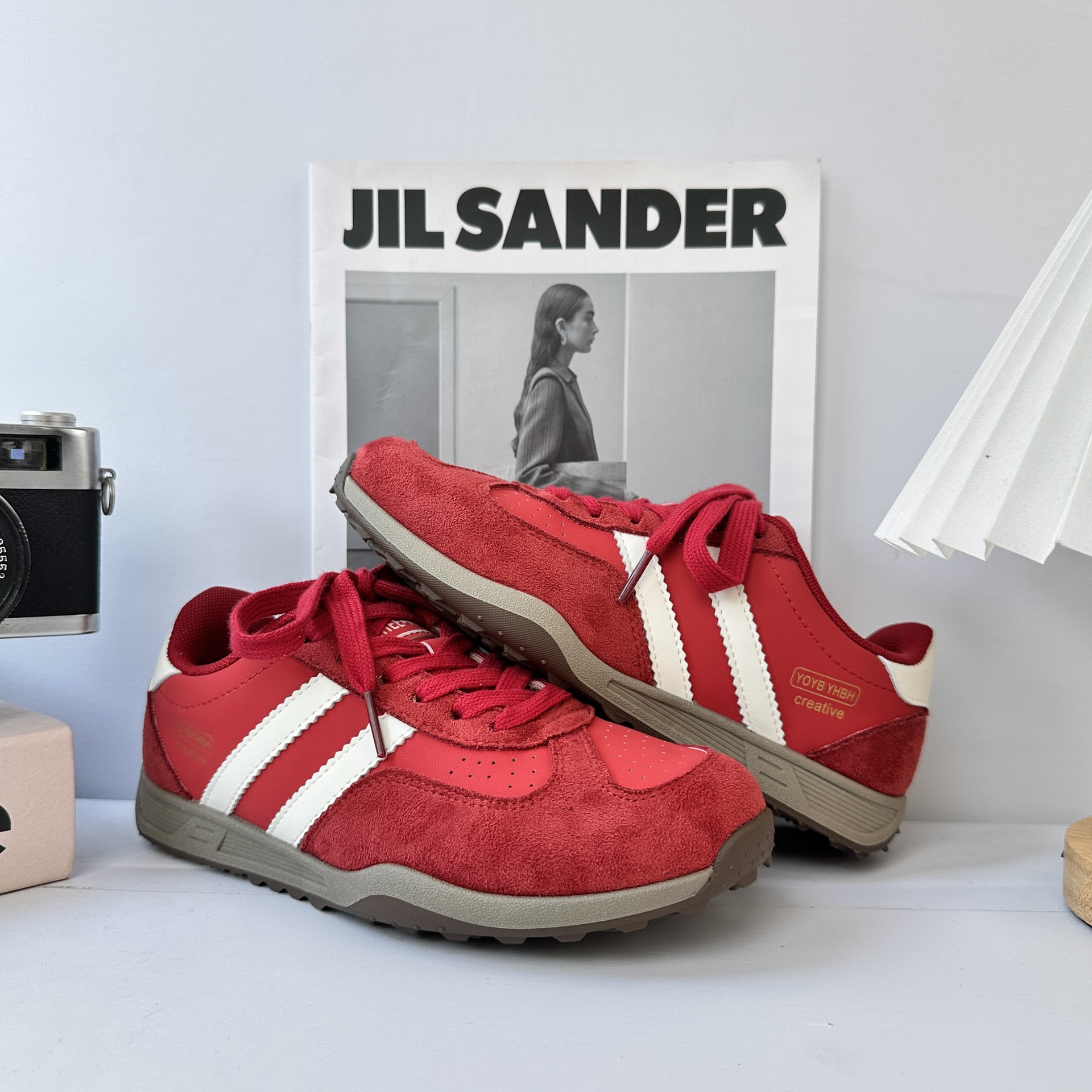 Zapatos deportivos y casuales de ondas distantes para niños y niñas en otoño de 2025 nuevos tipos de explosión, todos los tipos de zapatos de skate de suela gruesa ligera para padres