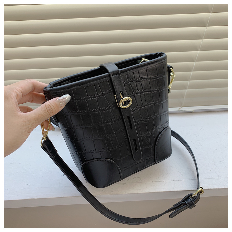 Nihaojewelry Fashion Texture Crocodile Pattern One-shoulder Messenger Bucket Bag Wholesale display picture 87