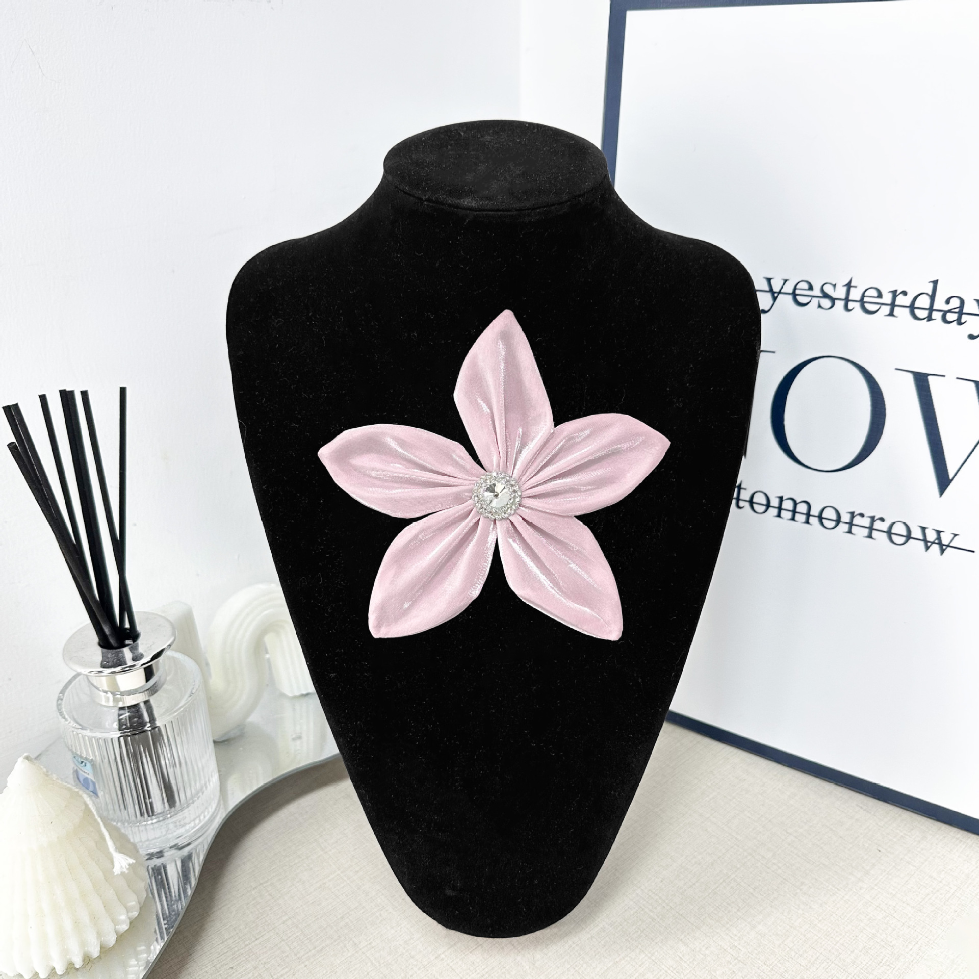 Nuevos accesorios de tela de diamante multiangular 14cm accesorios de flores de perlas cosidas a mano accesorios de ropa para niños