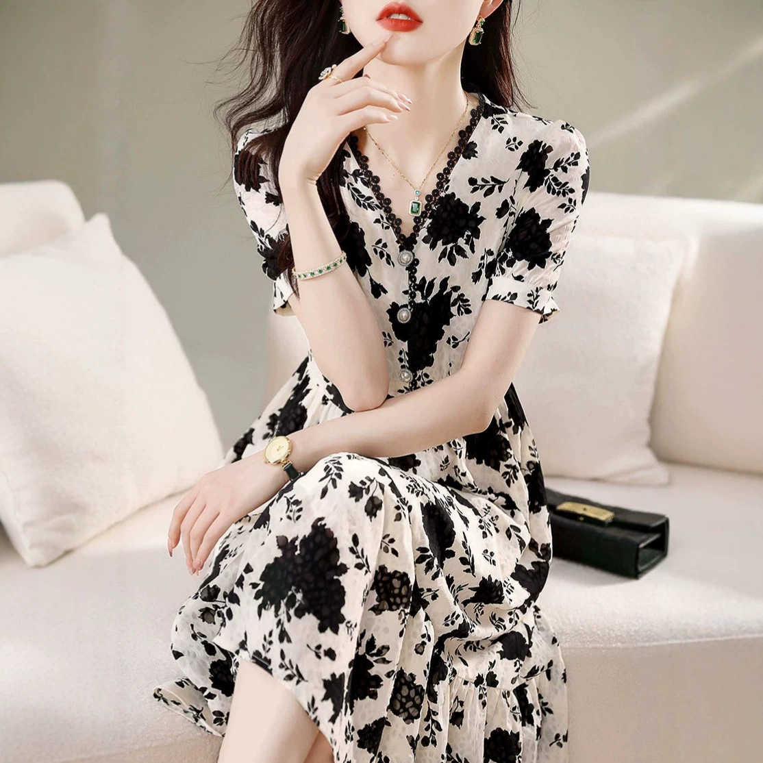 Đầm maxi nữ cổ chữ V họa tiết hoa nhí, tay ngắn, eo cao kiểu Pháp — Hoa màu đen chi tiết 1