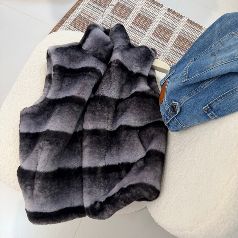 Women's faux fur vest with a chinchilla-like texture, featuring a chinchilla pattern, horizontal stripes, and a stand-up collar, perfect for layering in autumn and winter Women's faux fur vest with a chinchilla-like texture, featuring a chinchilla pattern, horizontal stripes, and a stand-up collar, perfect for layering in autumn and winter