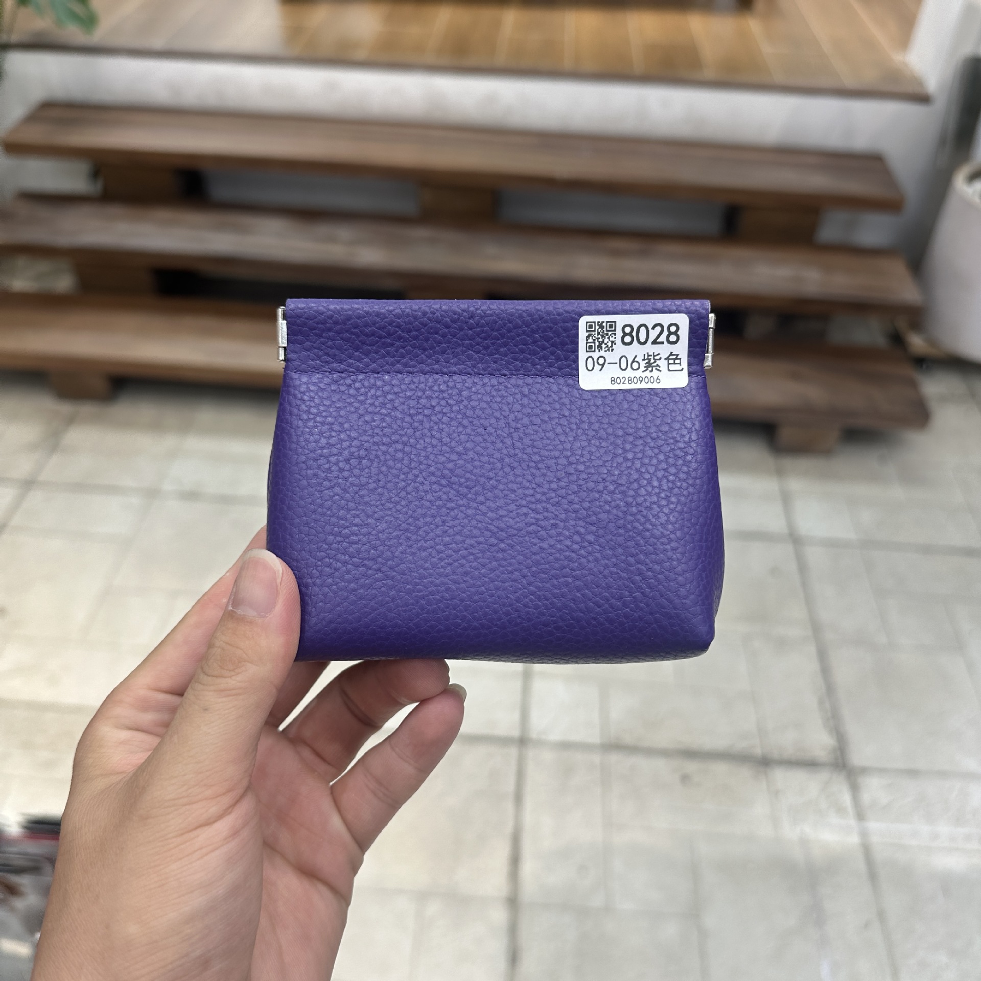 厚手の収納袋のトップ層の牛革は閉じています。