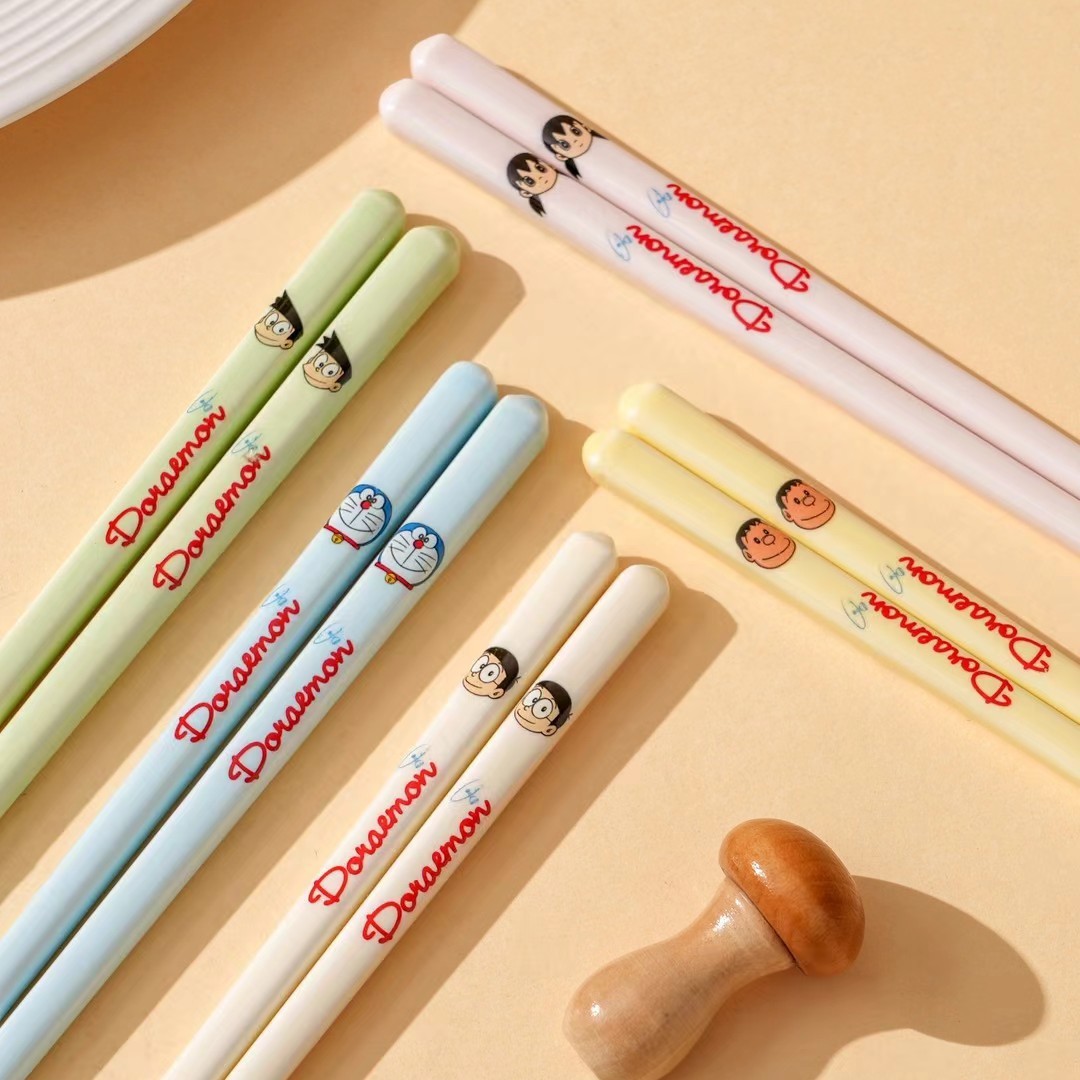 Auténtico autorizado Doraemon cerámica palillos acompañante de mano cartón de dibujos animados saludable no tóxico limpio caja de regalo palillos de alto valor facial