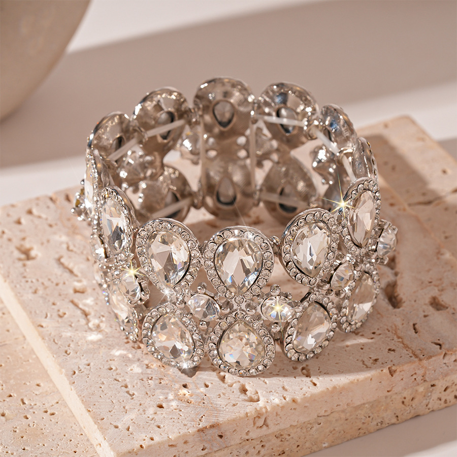Europa y los Estados Unidos lujosos diamantes de gota de agua geométrica ancha pulsera elástica personalidad exagerada nicho temperamento de alta sensación joyas de mano para mujeres
