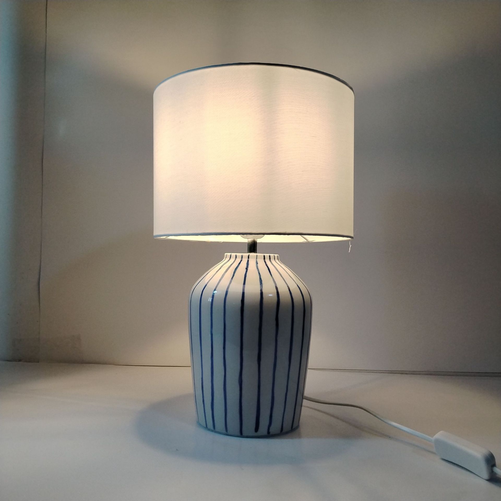Lámpara de escritorio de cerámica retro rayada