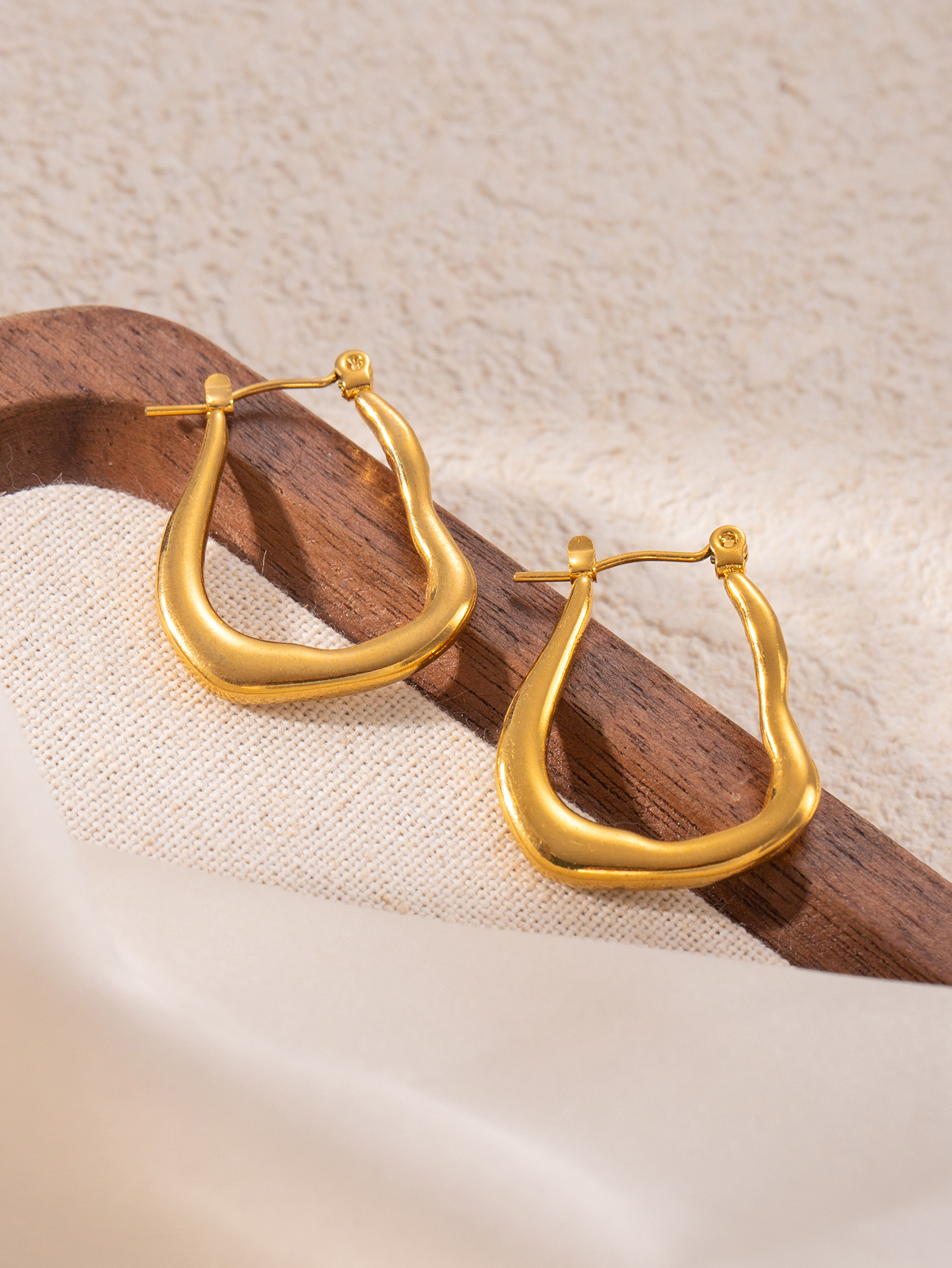 Pendientes de acero de titanio transfronterizos para mujer, lujo ligero, sentido de alta gama, temperamento retro de nicho, pendientes que no se desvanece, pendientes de todo fósforo al por mayor