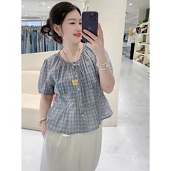 女性のためのチェック柄半袖シャツ 2025 夏の新しいスタイルのウエスト痩身フリルパフスリーブトップお腹カバーシャツ