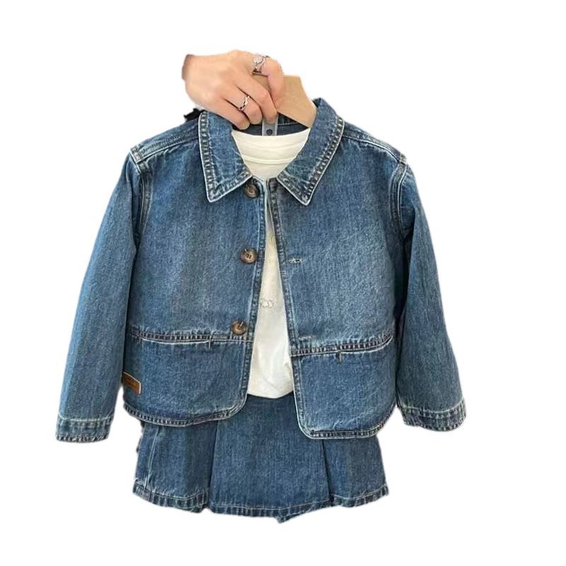 가죽 라벨 데님 옷깃 코트와 주름 치마를 입은 소녀 세트 2025 봄과 가을 새로운 대외 무역 아동복