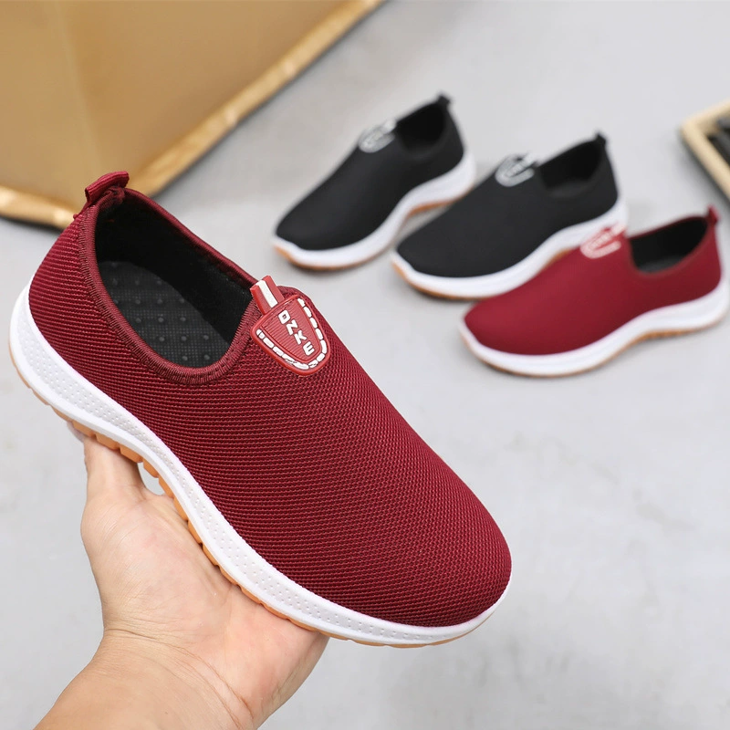 Старая пекинская тканевая обувь для мужчин и женщин, повседневные слипоны, универсальная повседневная спортивная обувь, туфли на плоской подошве, дышащая обувь на мягкой подошве для людей среднего и пожилого возраста.