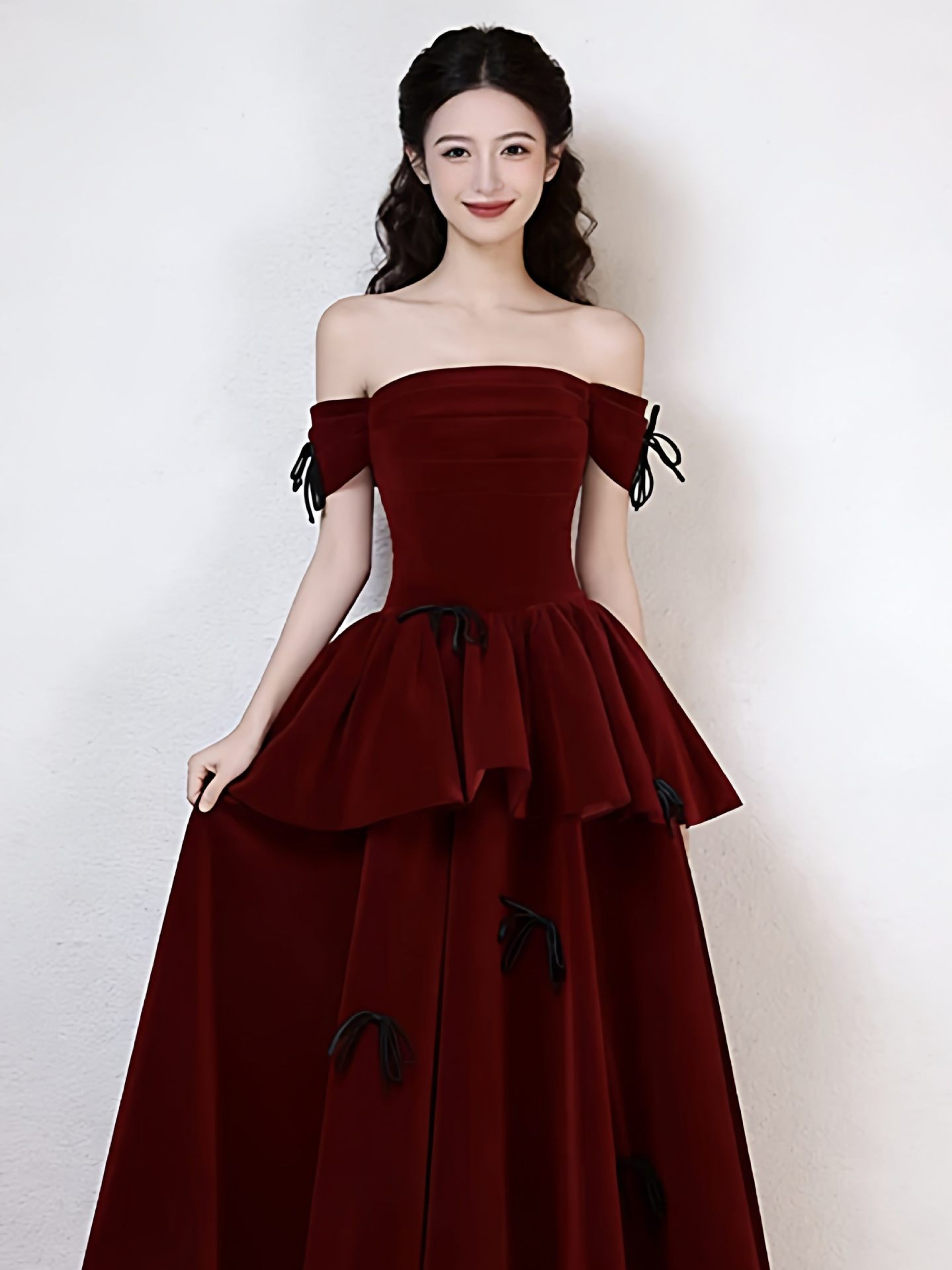Đầm dạ hội nhung đỏ rượu vang cổ yếm, tay dài, dáng ôm body, phong cách công chúa sang trọng — Đỏ rượu chi tiết 2