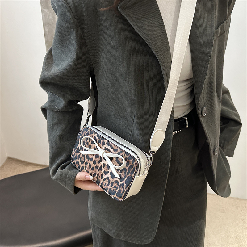 Bolso bandolera de un solo hombro rojo de moda bowknot 2024 invierno nuevo salvaje ins popular de este año pequeño bolso cuadrado marea