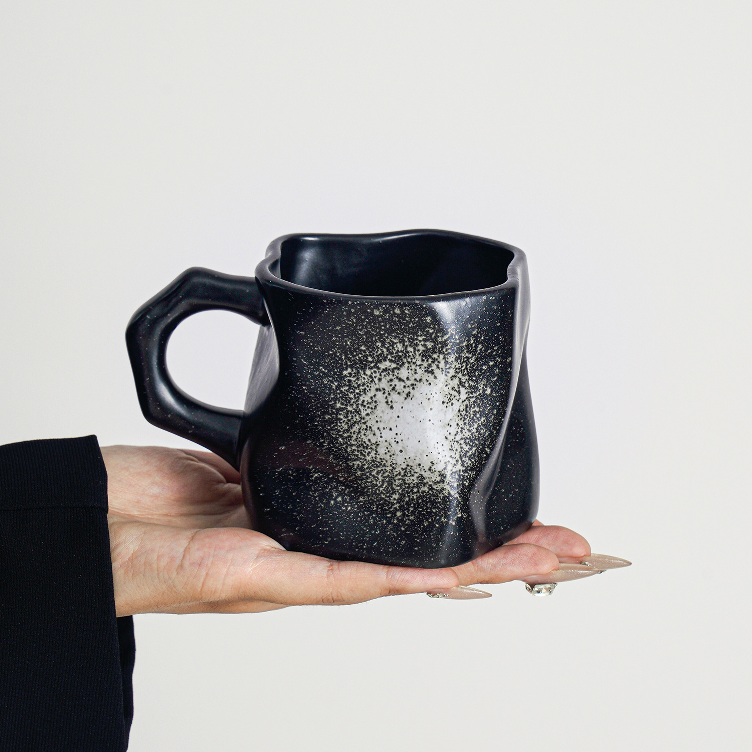 Taza de forma especial de cambio de horno, taza pellizcada a mano, taza de agua de café con leche de alta calidad de cerámica, taza de té de café de oficina, regalo pequeño