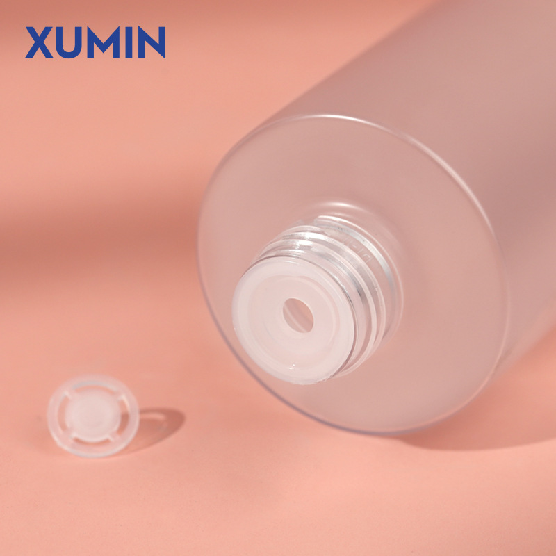 Botella de cosméticos Xumin embalaje PET esmerilado botella de cubierta blanca 300ml botella de rocío transparente plata brillante / cubierta blanca opaca limpieza