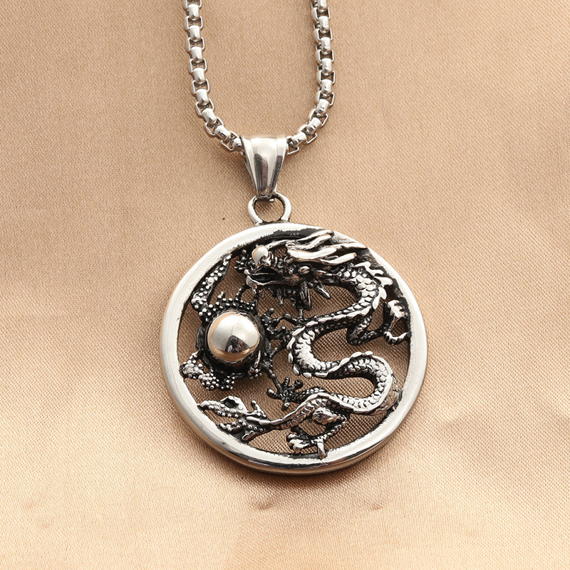 Pendentif en titane, bijou européen et américain, style punk rétro tendance personnalisé, dragon en acier inoxydable jouant avec_voghion.com
