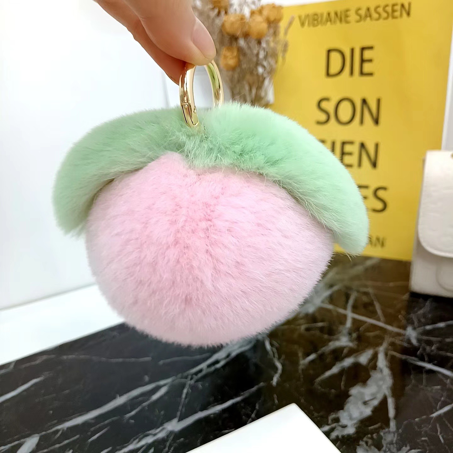 Imitación de piel de conejo Rex buena cosa sucedió Caqui colgante de peluche bola llavero bolsa de joyería teléfono móvil adornos hechos a mano de piel