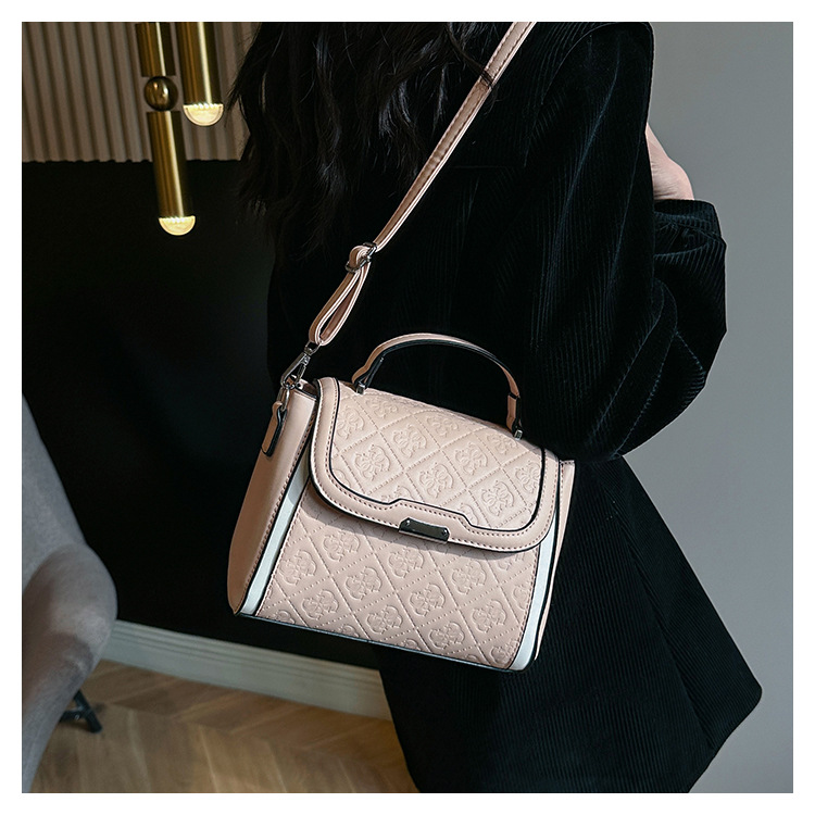 Women's Small Pu Leather Solid Color Lingge Vintage Style Classic Style Magnetic Buckle Crossbody Bag display picture 35