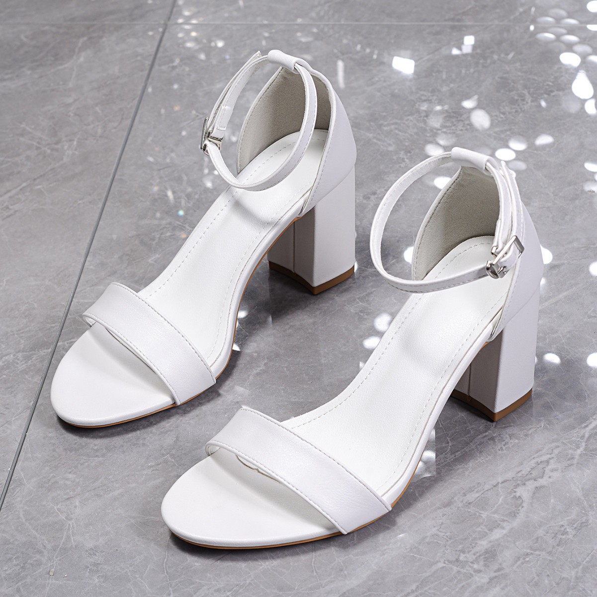 2026 nuevas sandalias de mujer con tacones gruesos de verano europeo y americano transfronterizos tacones blancos de 7,5 cm