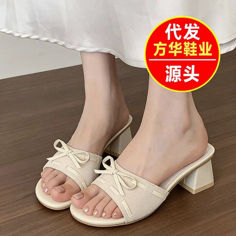 El arco de talón grueso de hadas zapatillas francesas zapatillas de mujer 2026 nuevas zapatillas de verano con falda