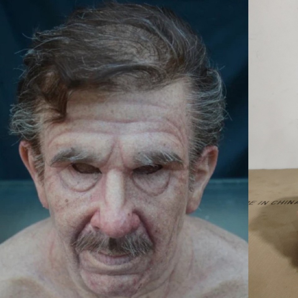 ハロウィーンのキャラクターは道具のマスクを演じます。