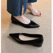 2025年春秋季新款英伦风时尚尖头坡跟浅口套脚舒适单鞋女现货批发