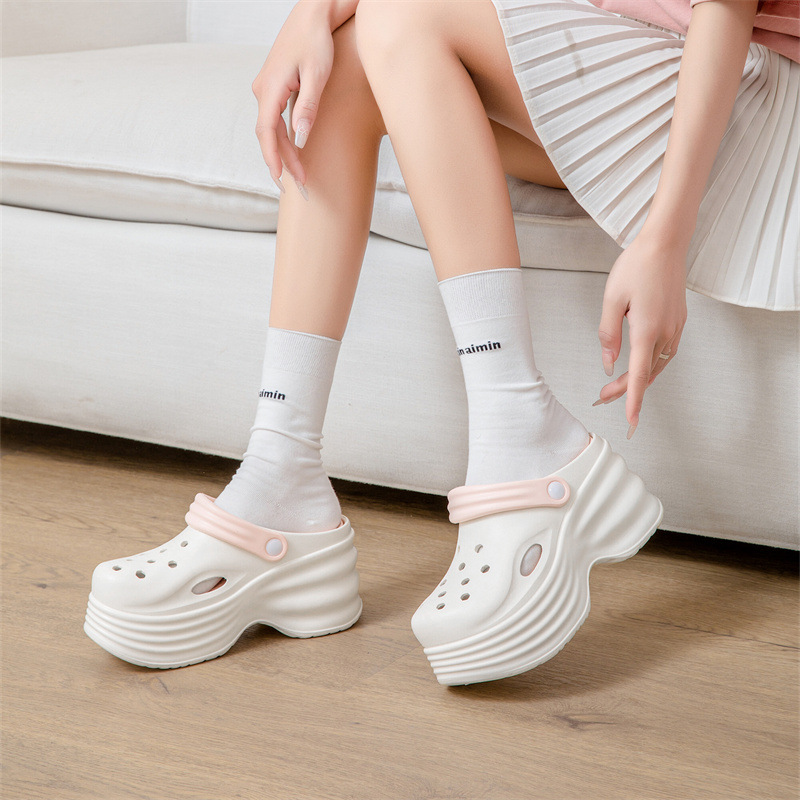 Aumento de los zapatos con agujeros para mujeres, moda de verano, color sólido, celebridades de Internet, suela gruesa, zapatillas Baotou, pastel, sandalias y zapatillas de playa