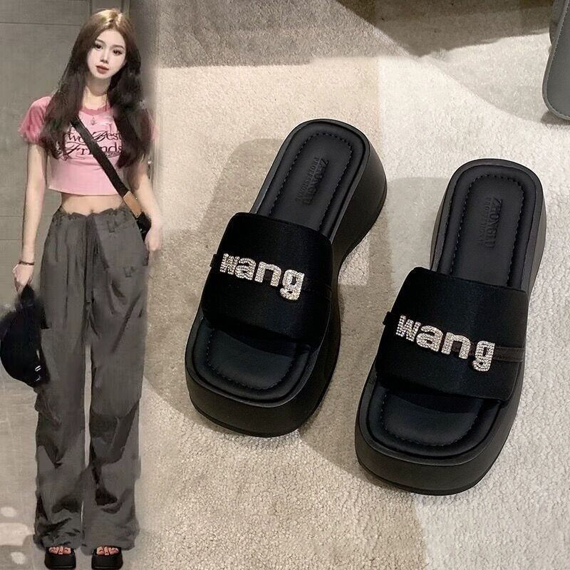 Zapatillas de mujer 2026 verano nuevo fondo grueso sandalinas de diamante moda versátil casuales anti-deslizante zapatillas frías
