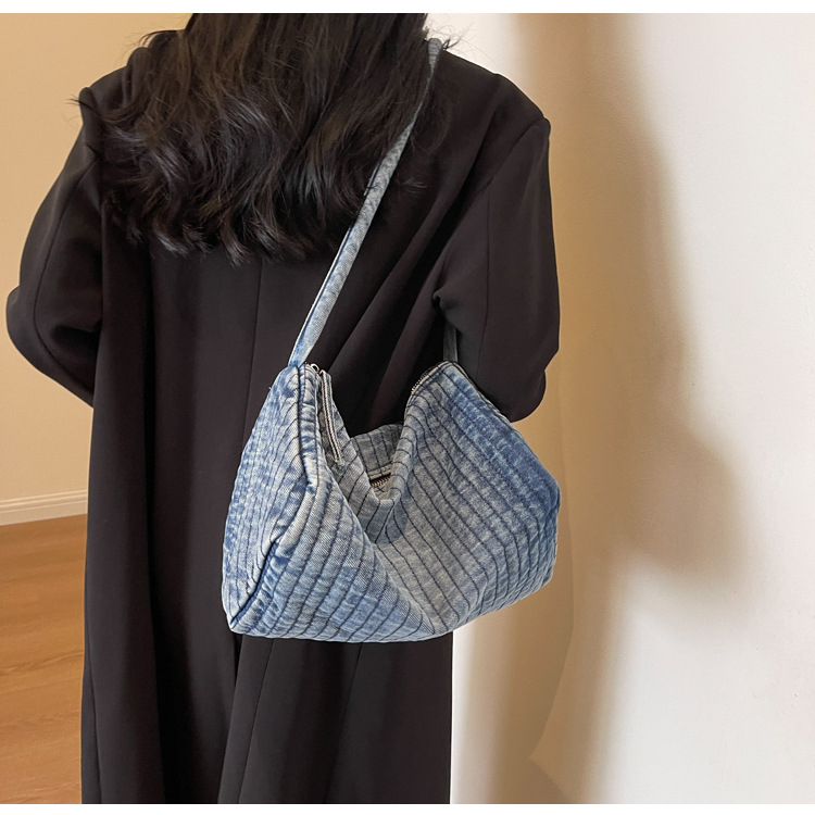 Frau Groß Denim Einfarbig Strassenmode Kissenform Reißverschluss Schultertasche Umhängetasche display picture 10