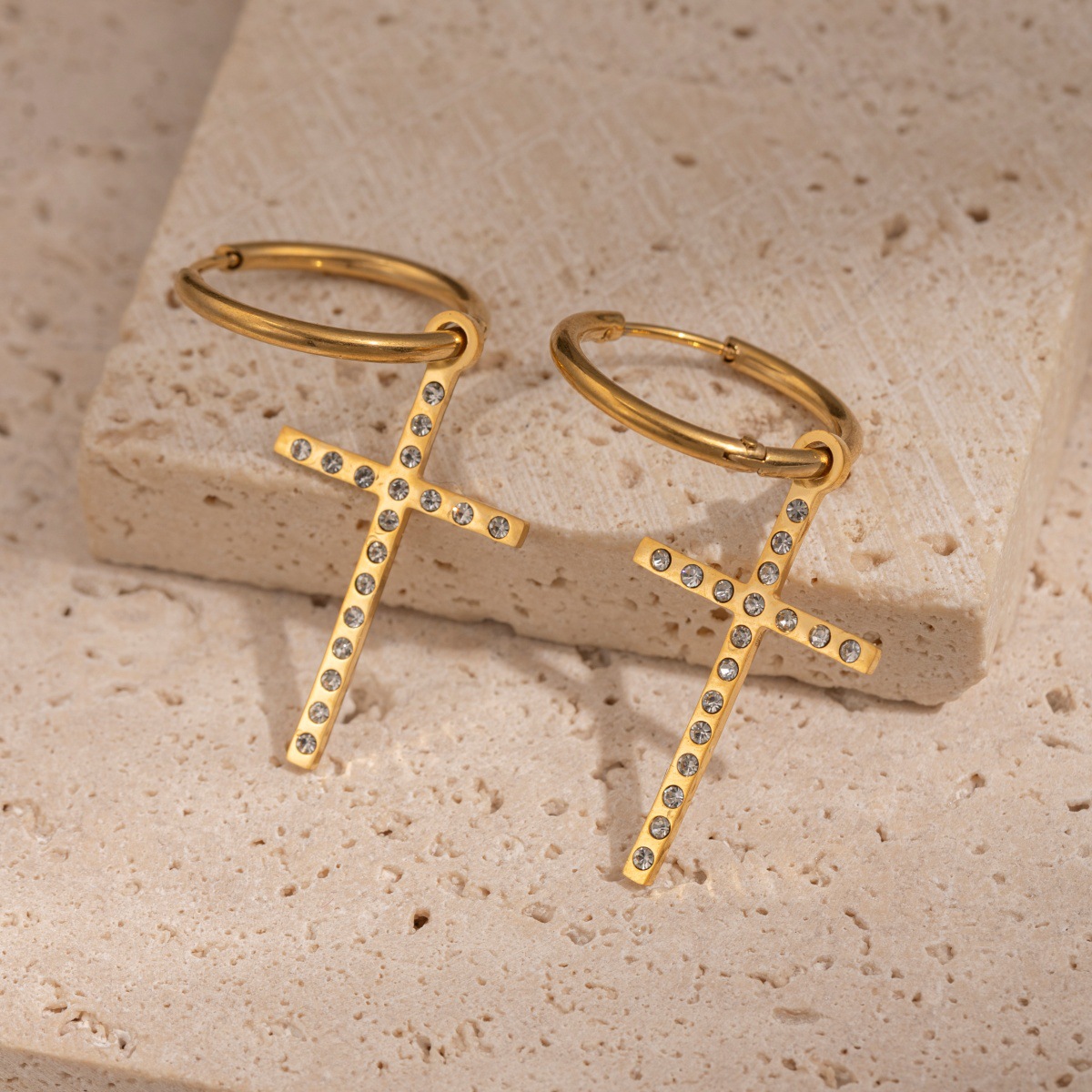 Pendientes de acero inoxidable europeo y americano de Tena Pendientes de cruz de circonio de lujo ligero de alta calidad Pendientes de acero de titanio Mujeres delicadas de nicho