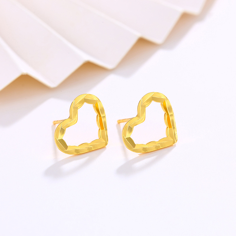Xu Ping Jewelry Pendientes dorados en forma de corazón Pendientes de amor pequeño de temperamento de alta gama Pendientes de nicho de moda japonesa y coreana Mujeres