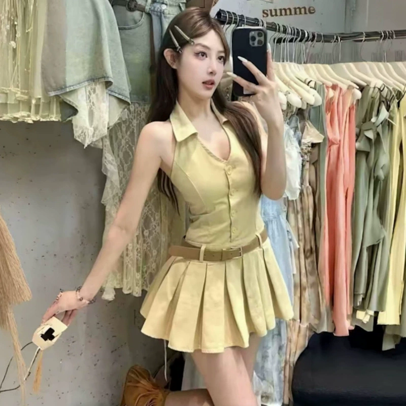 Летнее платье 2025 года в стиле инфлюенсера: модное, сексуальное, с V-образным вырезом, на бретелях, с завышенной талией, плиссированное, короткое, подчеркивающее фигуру.