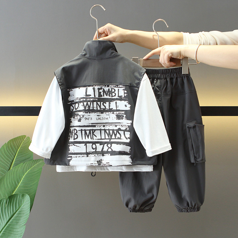 7729 traje de primavera para niños 2025 nuevo chaleco de herramientas para niños fresco de moda traje de tres piezas ropa de primavera y otoño para bebés