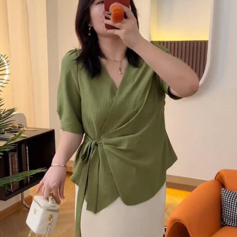 Plus-Size Pleated Design Niche Top for Women, Summer Style for Slightly Chubby Figures, Slimming Loose Fit, Tummy-Concealing, French-Style Elegant Blouse Plus-Size Pleated Design Niche Top for Women, Summer Style for Slightly Chubby Figures, Slimming Loose Fit, Tummy-Concealing, French-Style Elegant Blouse
