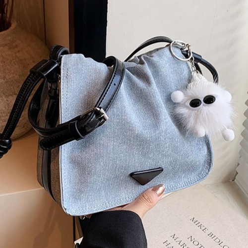 小包包女式2024新款潮褶皱纯色单肩斜挎包流行牛仔休闲抽绳水桶包