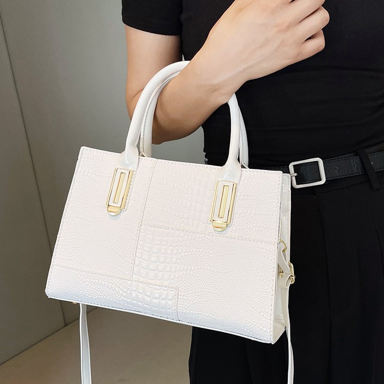 2023 nuevo bolso de platino con patrón de cocodrilo retro, bolso de costura de moda femenina, bolso de mensajero de hombro de viajero de todo fósforo