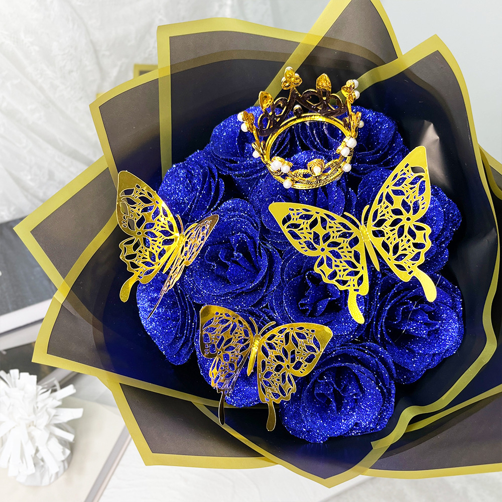 Buquê de rosas douradas de natal com coroa de borboleta presente_voghion.com