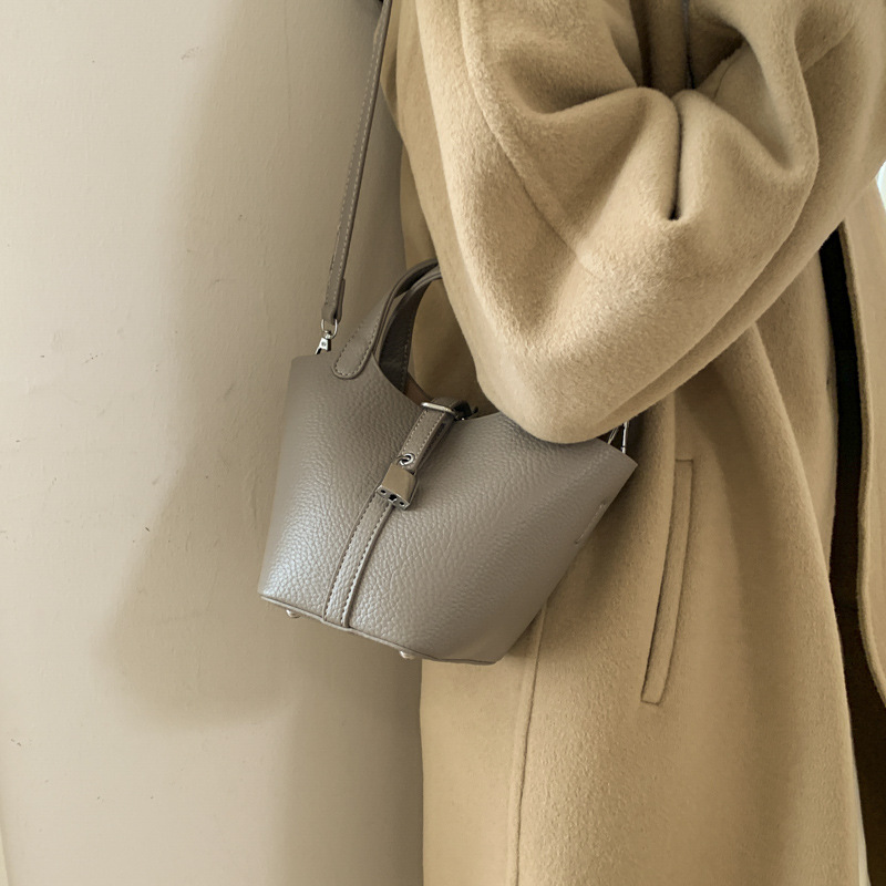 2025 nuevo bolso de cestas de verduras de mano mujer de piel suave litchi estampado de hombro bolso de cubo de agua casual bolso de mujer