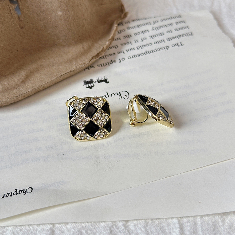 Versión coreana del clip para la oreja sin orejas de la celebridad de Internet clip para la oreja triangular con incrustaciones de diamantes de alta calidad Pendientes de Yiwu de temperamento simple femenino al por mayor