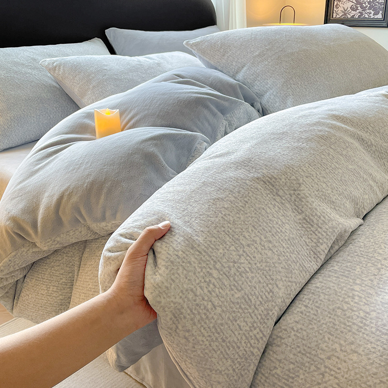 Otoño y invierno de leche de lana de cuatro piezas conjunto 2025 nuevo doble cara sábanas de lana de coral cubierta de cama de tres piezas grueso conjunto
